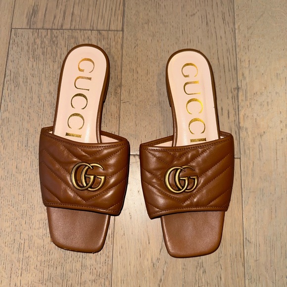 Gucci Women’s slide with Gold Hardware - Picture 3 of 3